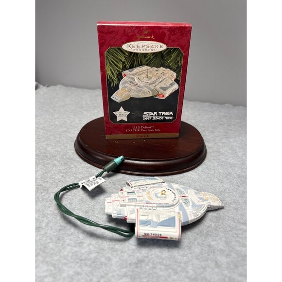 Star Trek Deep Space Nine U.S.S. Defiant Christmas Ornament 1997 Hallmark Keepsa - Picture 1 of 7